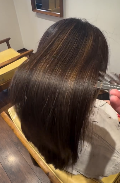 髪の内部にたっぷり栄養を入れながらカラー...